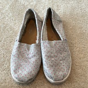 Gray and pink polka dot Tom’s with faux fur lining